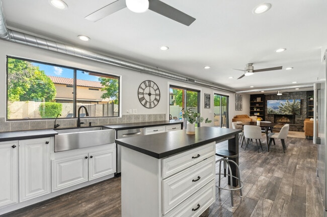 Building Photo - 438 E Larkspur Ln