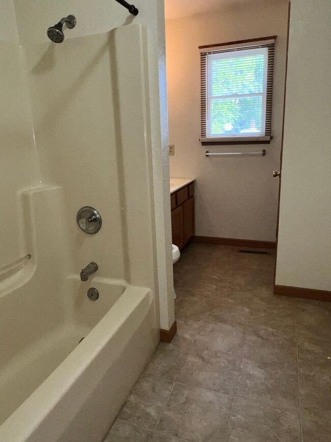 Building Photo - Three Bedroom One Bath Townhouse Near BGSU