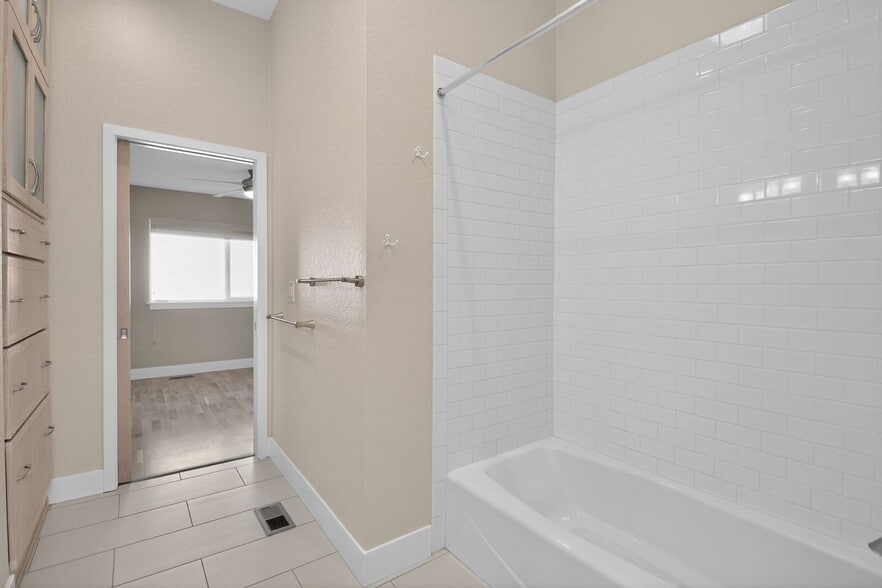Building Photo - 2809 W 52nd Ave