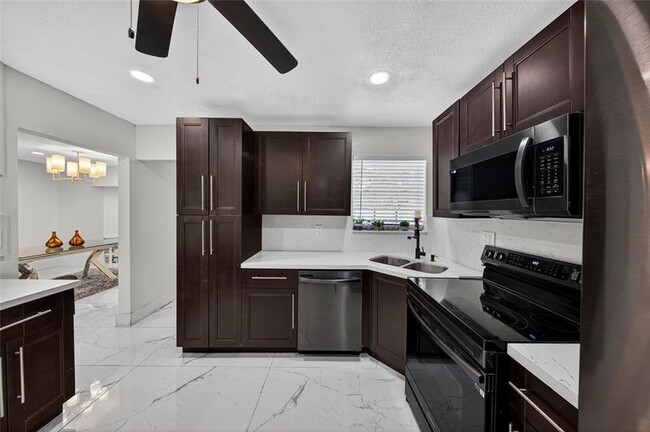 Building Photo - 19621 NW 11th Ct