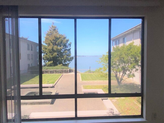 Building Photo - View of the Bay, Studio Condo Available No...
