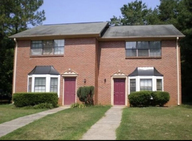 Left side of the Townhouse - 1927 Patterson Cir