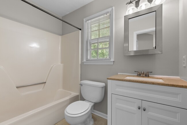 Building Photo - 4505 Aviemore Crescent