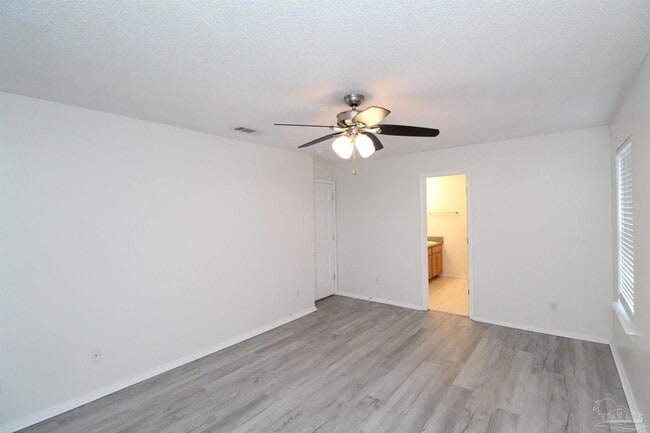 Building Photo - 2432 Gulf Breeze Ave