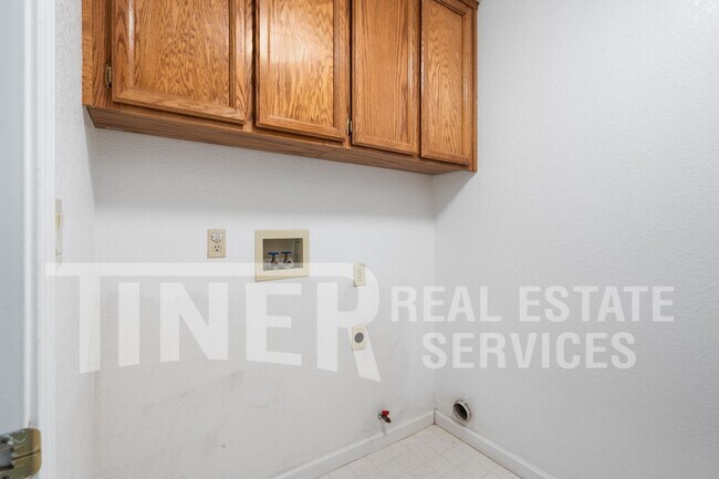 Building Photo - Spacious Home in Desireable Highland Hill ...