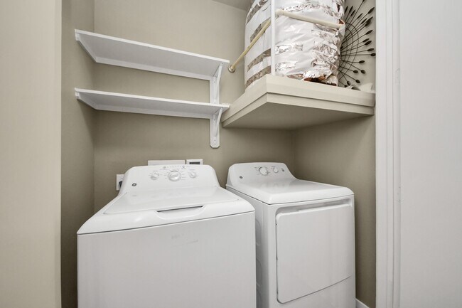 Building Photo - 5455 Richmond Ave.