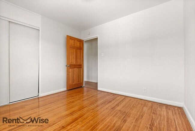 Building Photo - 1120 Oakwood Dr