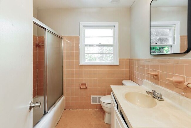 Building Photo - $1300! 3Bed/1Bath in Center Point! Available Soon! Cheers to 250 years—celebrate with limited-tim...