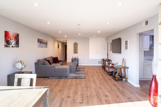 Building Photo - 230 S Catalina Ave