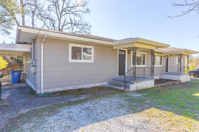 Building Photo - Updated 2 Bed 1 Bath with carport in East ...