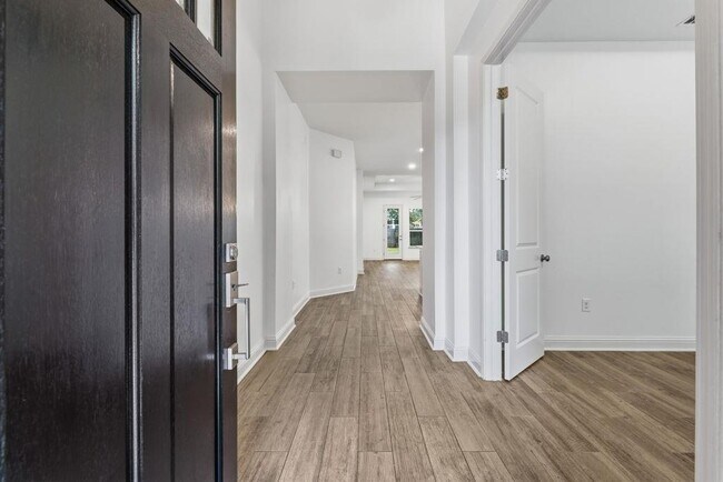 Building Photo - 5209 Mandevilla Dr
