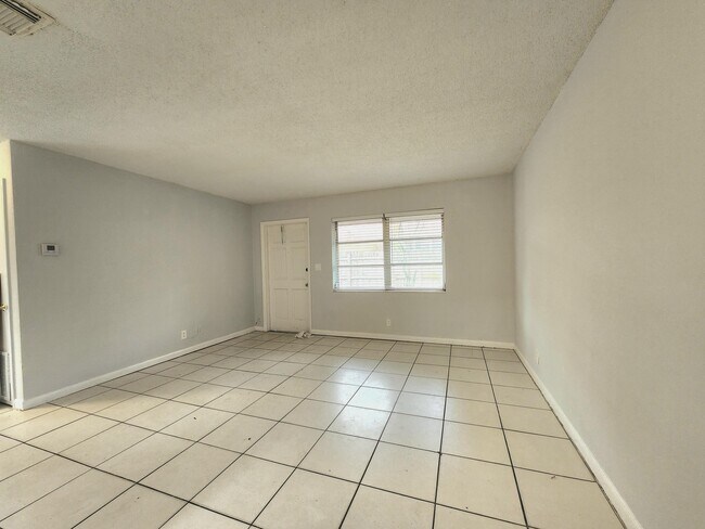 Building Photo - 215 SW 1st Ct