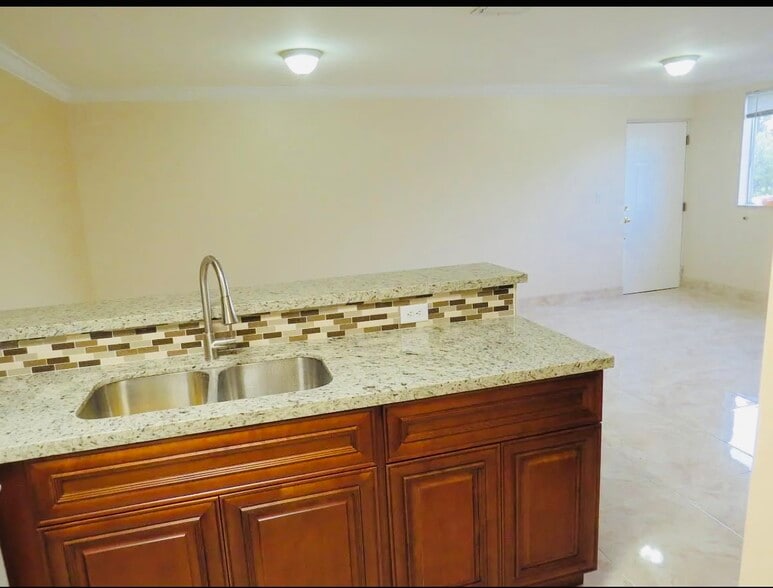 Building Photo - 861 SE 8th Ct