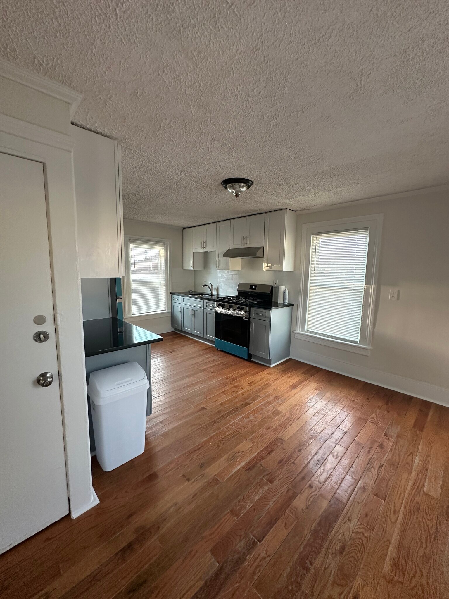 Building Photo - 164 Hanover St