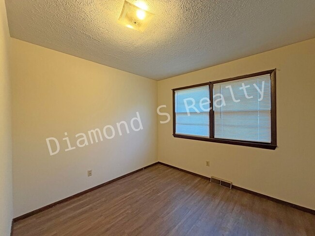 Building Photo - 3 Bedroom Home Located Near Sunset & Campbell