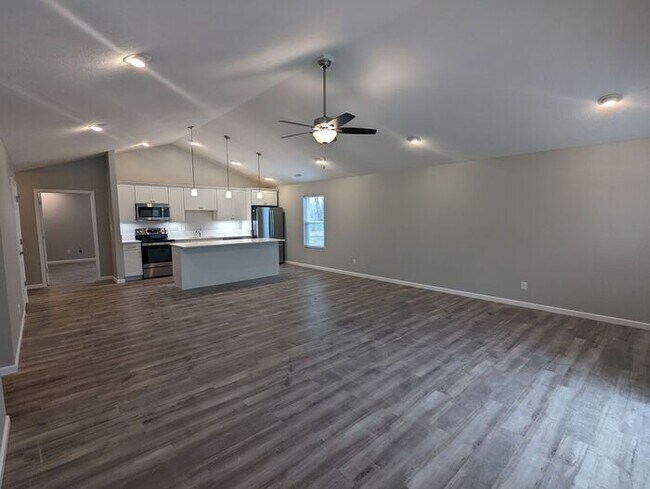 Building Photo - 4 Bedroom Home With An Open Floor Plan In ...