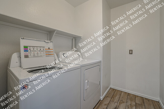 Building Photo - 9316 W Cinnabar Ave