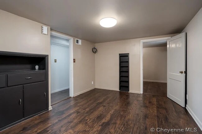 Building Photo - 400 E 5th St