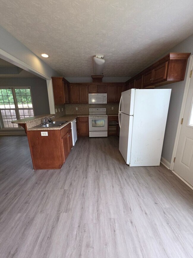 Building Photo - A Great Starter Home Just For YOU!