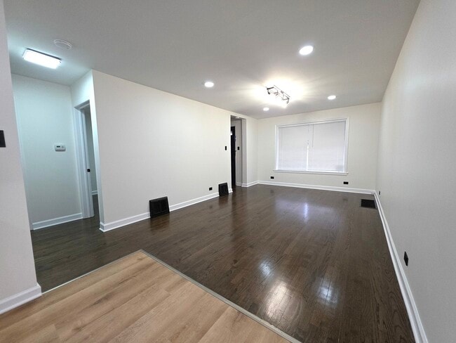 Building Photo - 5251 S Hamlin Ave