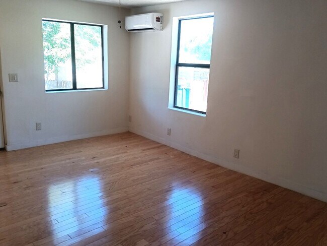 Building Photo - 3 Bedroom 2 Bathroom Home located in North...
