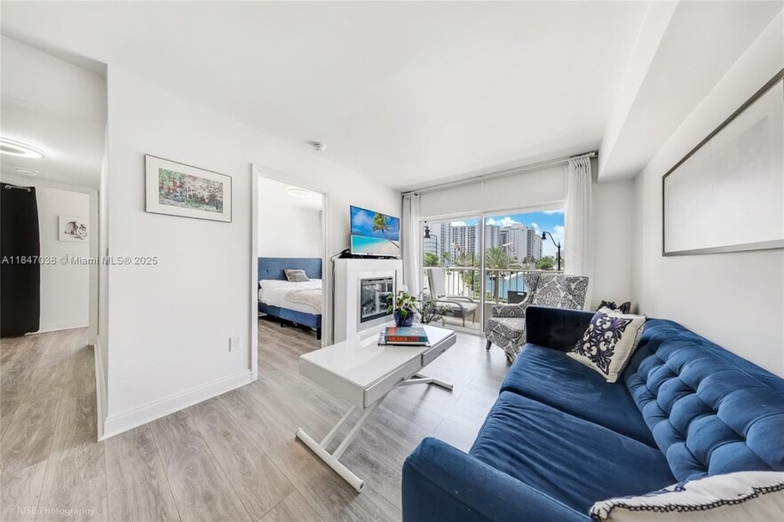 Building Photo - 2600 Collins Ave