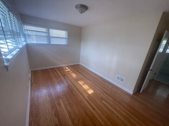 Building Photo - 9521 N Kildare Ave