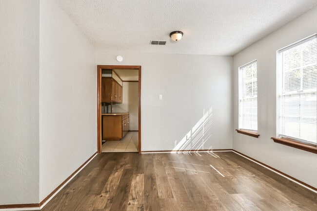 Building Photo - 896 Hacienda Dr