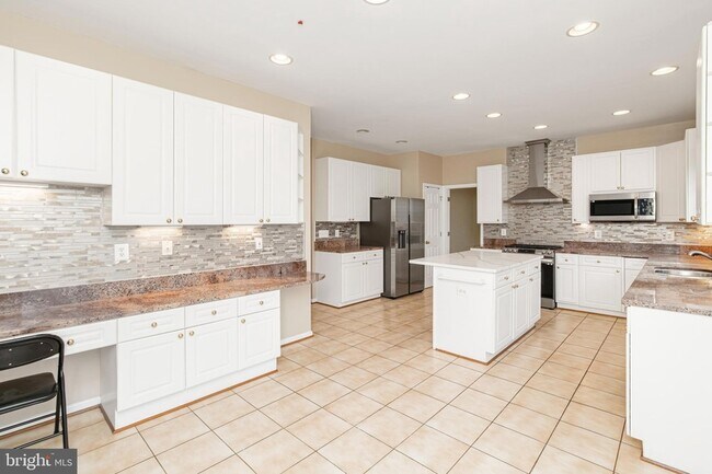 Building Photo - 6239 Willowfield Way