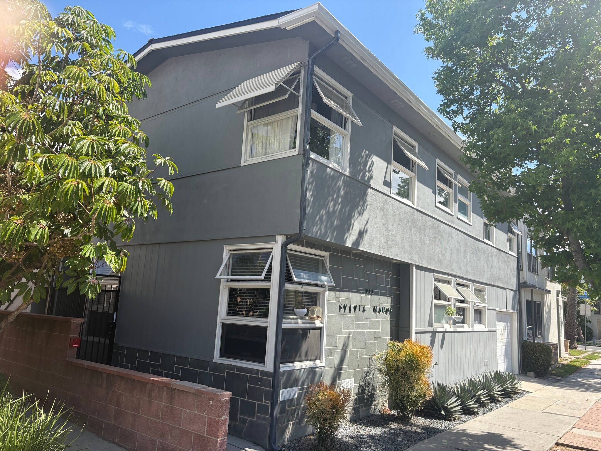 Building Photo - 933 E 1st St