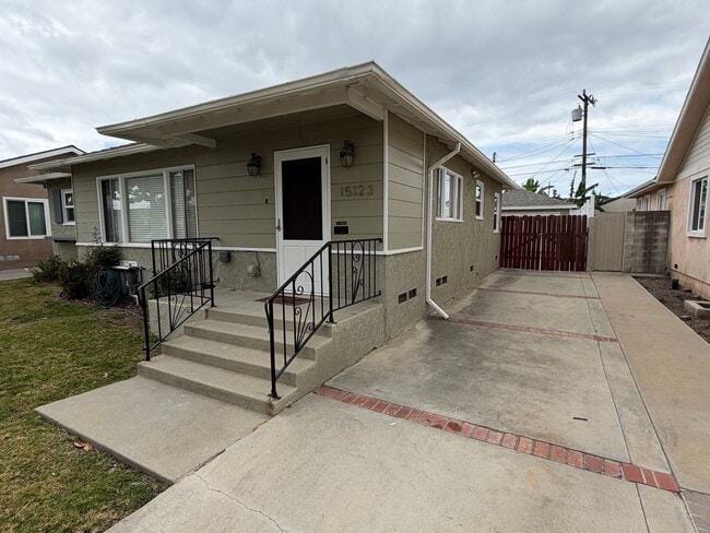 Building Photo - 3-Bedroom Home for Rent in El Camino Village | 2-Car Garage & Private Backyard