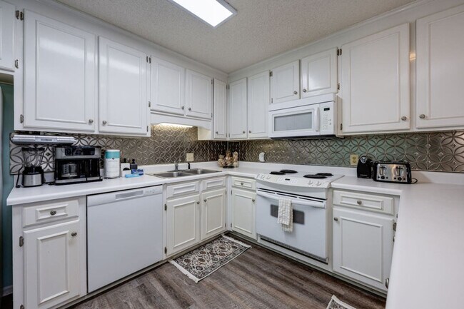 Building Photo - 17462 Front Beach Rd