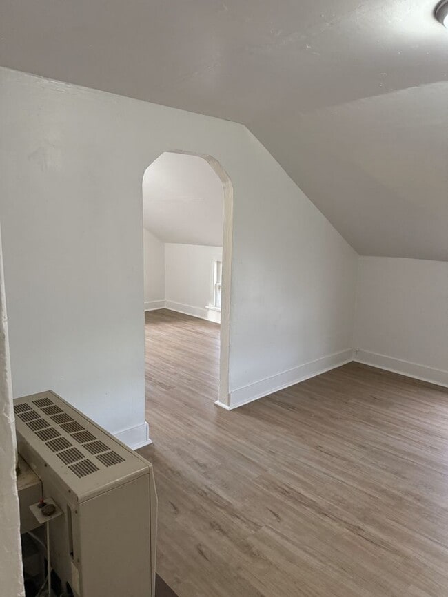 Building Photo - $850 - I Bedroom 1 Bathroom Apartment - Heart of the City