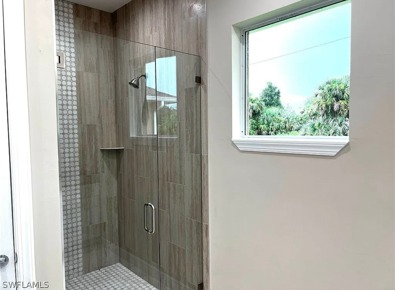 Building Photo - 1400 E 4th St