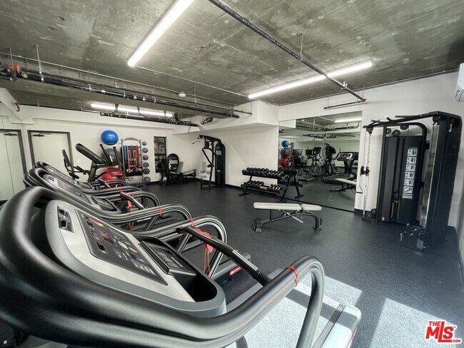 Building Photo - 904 S New Hampshire Ave