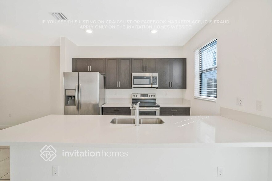 Building Photo - 2835 SW 16th Terrace