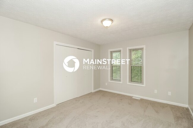 Building Photo - 587 Farmbrook Trail NE