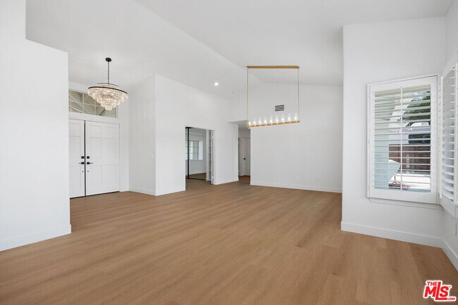 Building Photo - 655 Calle Ladera