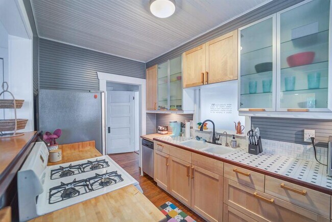 Building Photo - 501 W 41st St