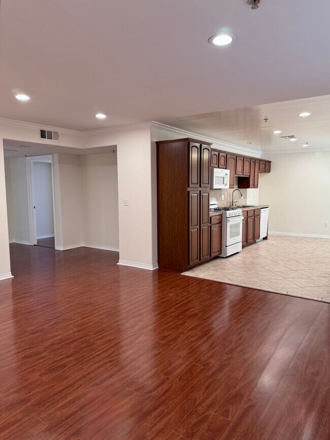 Building Photo - 3 bedroom 2 bath condo on Vanowen