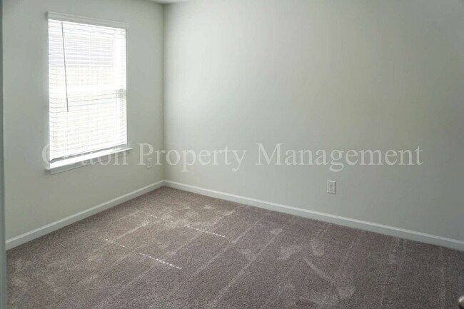 Building Photo - 602 Draymore Dr NE