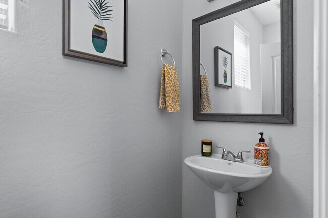 Building Photo - 3846 E Palmer St