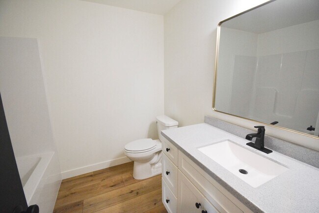 Building Photo - Luxury Country Side Living: 4 bed 3 bed St...