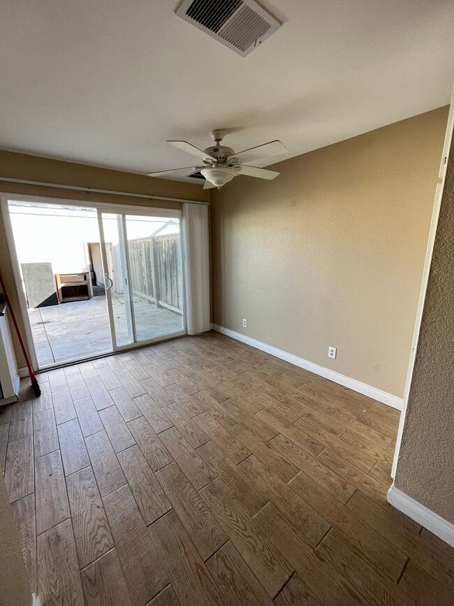 Building Photo - Spacious 3-Bedroom Townhome in Beautiful O...