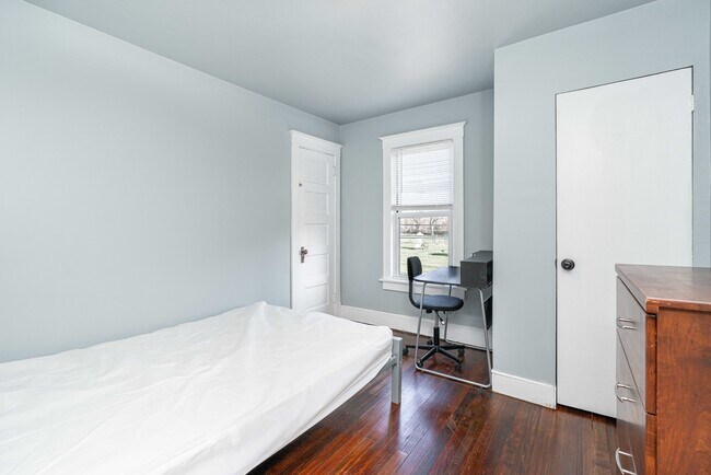 Building Photo - 251 Floral Ave