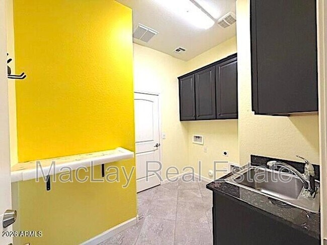 Building Photo - 1142 E Bajor St