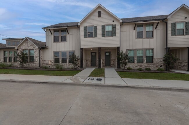 Building Photo - Fenced yard and two car garage!