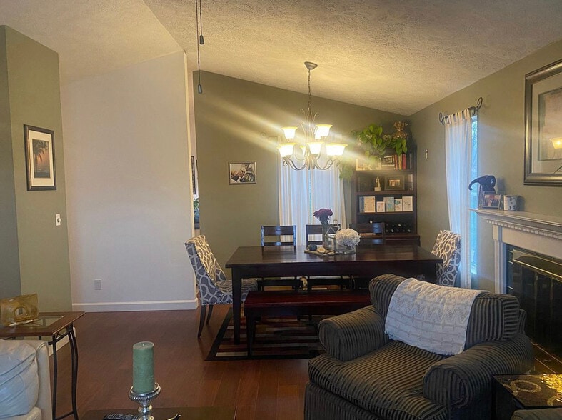 Dining area - 733 Riley Ave