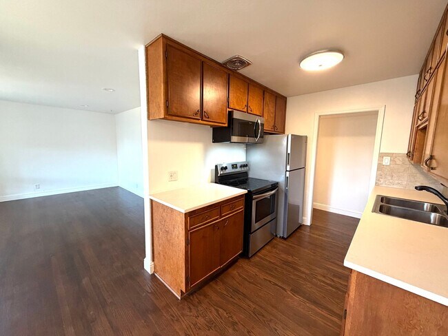 Building Photo - Charming 3-Bed, 1-Bath West Sacramento Home – Updated with Solar!