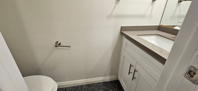 Building Photo - Beautifully Renovated Townhouse with Moder...